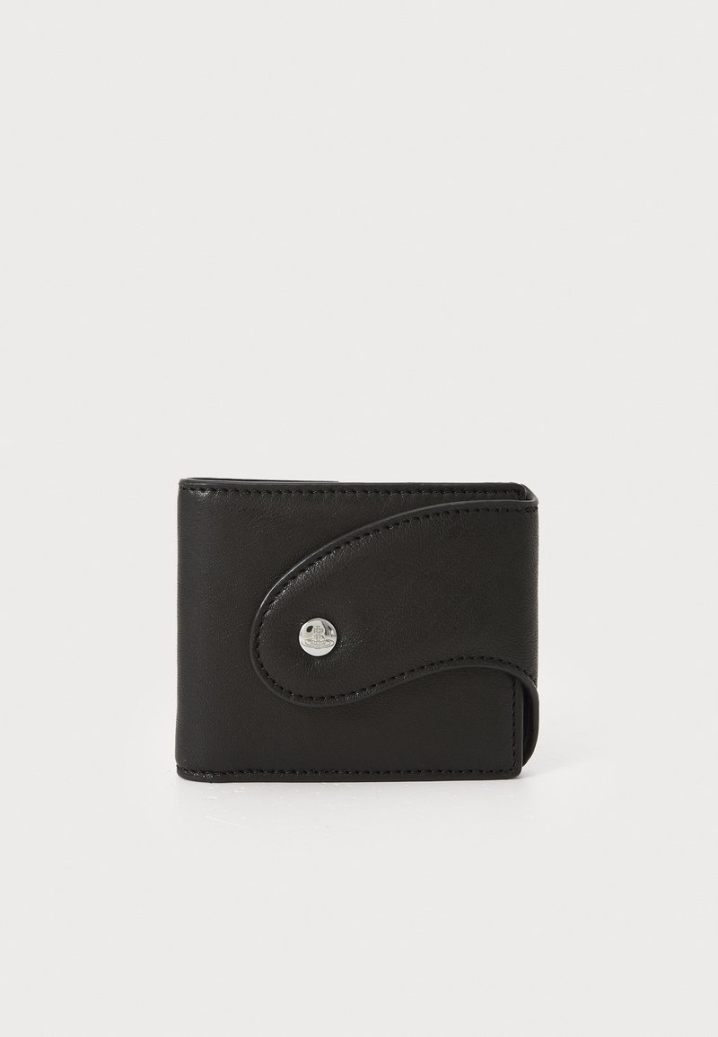 Zwarte leren portemonnee met gebogen ontwerp, zilveren drukknoopsluiting en zichtbare stiksels. Compacte rechthoekige vorm, gepolijste textuur.