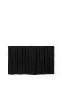 Svart stickad huvudband med vertikal ribbad textur, tillverkat av mjukt tyg, med en bred design för värme och komfort.