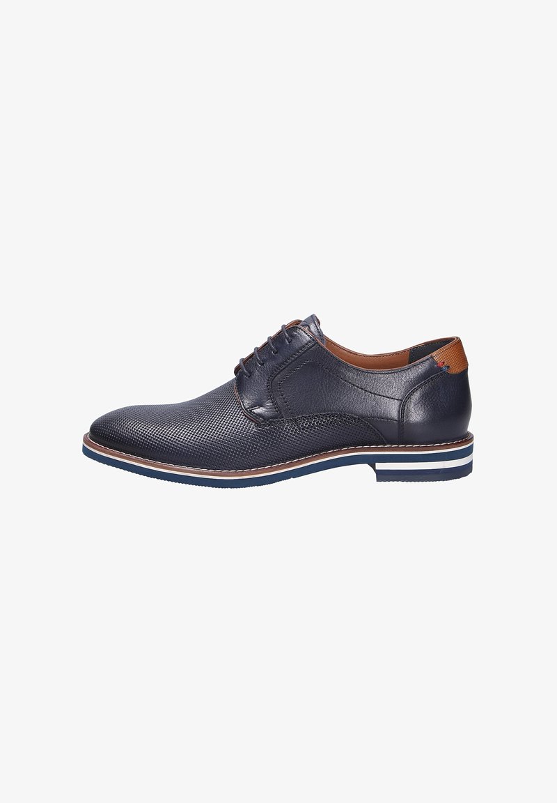 Scarpa da uomo in pelle blu navy lavorata con lacci, con dettaglio tacco color cognac e suola a righe blu e bianche.