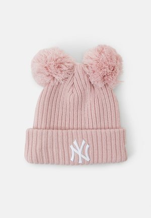 Berretto in maglia rosa con due pompon soffici sulla parte superiore, texture a coste, e un logo ricamato bianco sul risvolto.