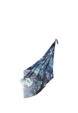 Écharpe en soie à motif floral bleu et noir avec un nœud dans un coin sur fond blanc.