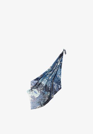 Écharpe en soie à motif floral bleu et noir avec un nœud dans un coin sur fond blanc.