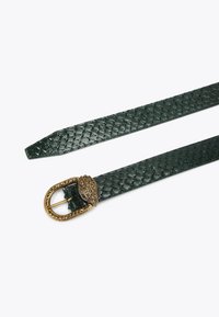 Zielony pleciony skórzany pasek z teksturowym wykończeniem i złotym zapięciem w kształcie muszli, ozdobiony akcentami z cyrkoniami.