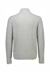 Maglione a coste grigio chiaro con colletto alto e maniche lunghe. Il tessuto appare morbido e testurizzato, presentando un motivo sottile e uniforme.