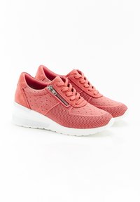 Koraalroze sneakers van ademend mesh en suede, met een witte zool, vetersluiting en een zilveren ritsaccent.