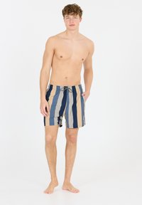 Schwimmshorts in Blau und Beige mit Streifen, aus leichtem Material gefertigt. Verfügt über einen elastischen Bund und einen Kordelzug für eine verstellbare Passform.
