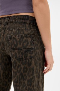 Jeans van denim met luipaardprint, bruin en zwart patroon, vijf-pocket ontwerp, textuurstof, middelhoge pasvorm, zichtbare stiksels.