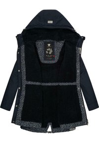 Palton bleumarin cu glugă, având un interior pufos negru și căptușeală cu un model. Accente de metal lucios, nasturi pe față și o etichetă în interior.