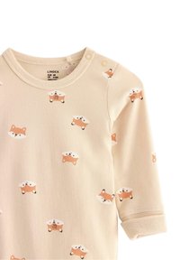 Vauvan vaaleanbeige pitkähihaonepiece, jossa on oranssi- ja valkoinen ketunkuviointi. Vaatteessa on napit kaula-aukossa, mikä helpottaa pukeutumista.