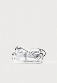 Ezüst fémes kézitáska téglalap alakú, két első zsebbel, állítható pánttal és cipzáras záródással. Texturált felület.