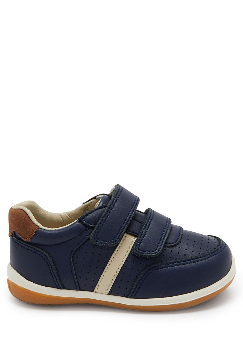 Marineblaue Sneakers mit durchlöchertem Design, beigen Akzenten und braunem Fersenbereich. Verfügt über zwei verstellbare Klettverschlüsse und eine Gummisohle.