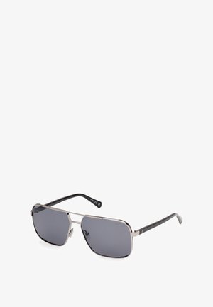 Metalowe okulary przeciwsłoneczne w stylu aviatora z szarymi soczewkami, srebrną oprawką i czarnymi zausznikami. Charakteryzują się eleganckim designem oraz wyraźnym detalem mostka nosa.