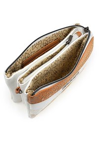 Cartera blanca y beige con un acento de cuero texturizado, cierres de cremallera y múltiples compartimentos. El interior presenta un forro con un patrón floral.