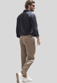 john devin JOGGER - Tracksuit bottoms - hellbraun