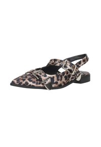 Slingback schoen met luipaardprint, spitse neus, platte hak, twee metalen gespbanden en uitsnijdingen. De stof heeft een gladde textuur.