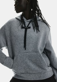Grau Hoodie mit Kängurutasche, verstellbarem Kapuzenzug und schwarzen Hardware-Akzenten; aus weichem, strukturiertem Stoff gefertigt.