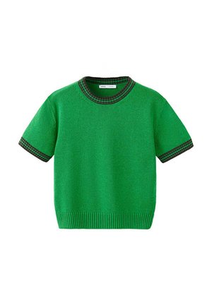 Jersey de punto verde de manga corta con dobladillo y puños acanalados, con detalles a rayas oscuras en el cuello y los bordes de las mangas.