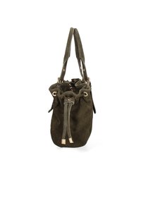 Olijfgroene suède bucket bag met hardware in gouden tinten, trekkoordsluiting en twee stevige handvatten. Zachte textuur en ronde vorm.