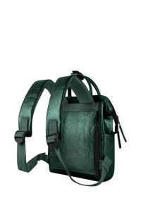 Grüner Satin-Rucksack mit verstellbaren Trägern, Reißverschlusstasche, glatter Oberfläche, quadratischer Form und kontrastierenden schwarzen Beschlägen.