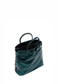 Teal patentlæder tote bag med to top-håndtag, en struktureret form og trykknapdetaljer. Indvendigt har den sort foret.