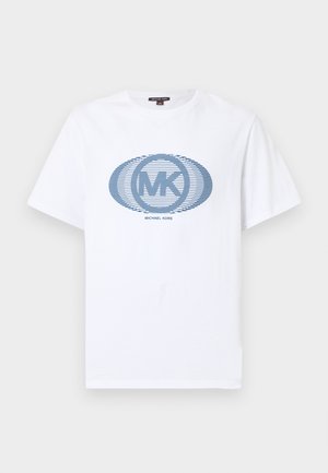 Λευκό T-shirt με κοντά μανίκια, με μπλε οβάλ ριγέ λογότυπο "MK" και το κείμενο "Michael Kors" στο κέντρο μπροστά.