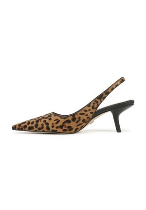 Escarpins à talons ouverts en imprimé léopard avec un bout pointu, un tissu texturé, des accents noirs et un talon fin. Présente un design à vamp découpé.