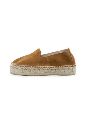 Brauner Wildleder-Slipper mit dicker geflochtener Jutesohle und rundem Zehenbereich, dargestellt auf weißem Hintergrund.