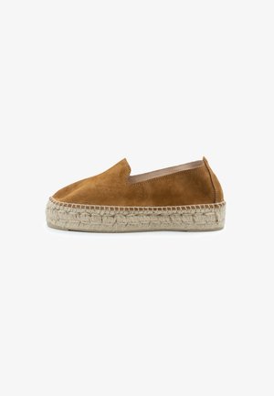 Brauner Wildleder-Slipper mit dicker geflochtener Jutesohle und rundem Zehenbereich, dargestellt auf weißem Hintergrund.