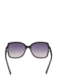 Gafas de sol negras de gran tamaño con lentes degradados, forma cuadrada, acabado brillante y patillas delgadas en negro. Acentos en hardware plateado en la montura.