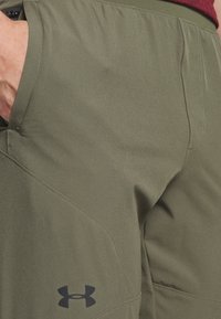 Under Armour UNSTOPPABLE - Spodnji deli trenirk - marine od green