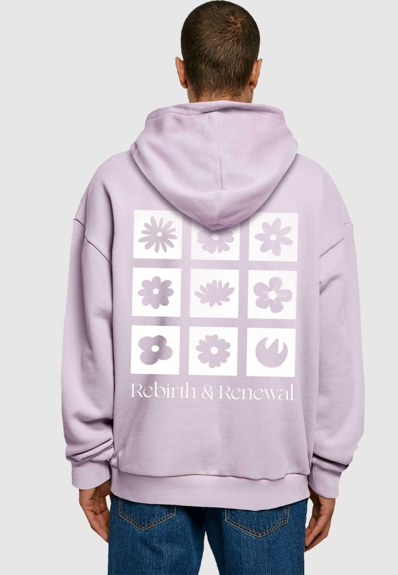Violettes, übergroßes Hoodie mit Kordelzugkapuze, versehen mit einem quadratischen Grafikdesign bestehend aus neun floralen Motiven und dem Text "Wiedergeburt & Erneuerung" in Weiß.