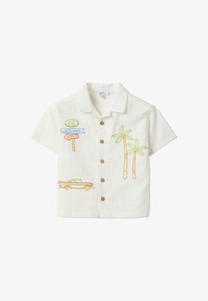 Wit overhemd met korte mouwen en knopen aan de voorkant met palm-, vintage auto- en Route 66-wegwijzer borduursel op de voorkant.