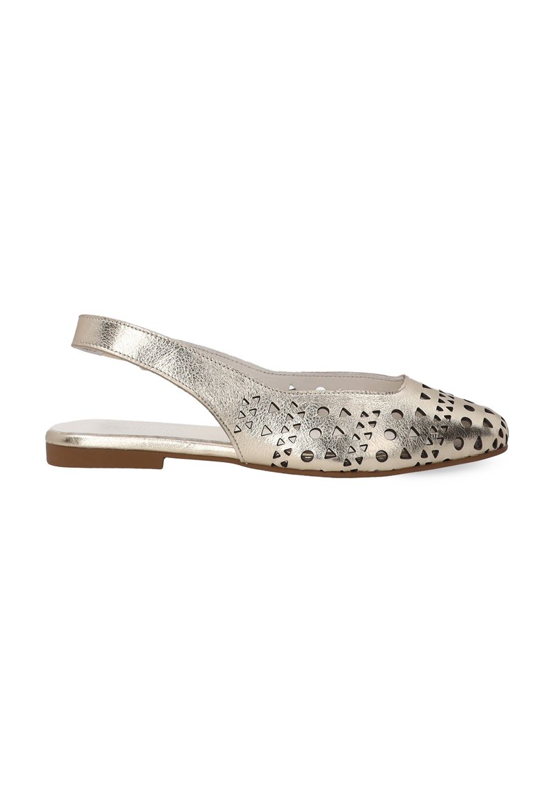 Sandal argent métallique à talon ouvert avec des motifs géométriques découpés, bout pointu, semelle plate et finition lisse.