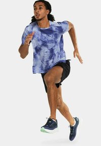 Under Armour LAUF LASER WASH - T-shirt con stampa - celeste starligh