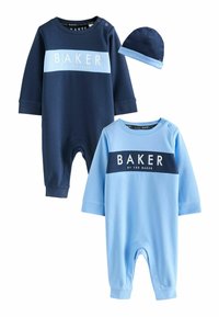 Két baba overál sötétkék és világoskék pamutból, vízszintes csíkozással, a "BAKER" szóval fehérrel, valamint egy hozzáillő kék kötött sapkával.