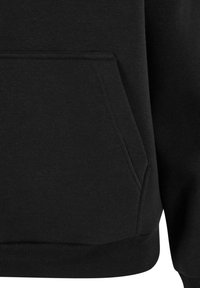 Bluză neagră cu glugă care arată o primă vedere detaliată a buzunarului frontal tip marsupiu și tivul rib din material moale.