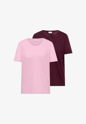 Deux t-shirts à manches courtes à col rond empilés, un rose clair devant et un bordeaux foncé derrière, tous deux unis et de style décontracté.