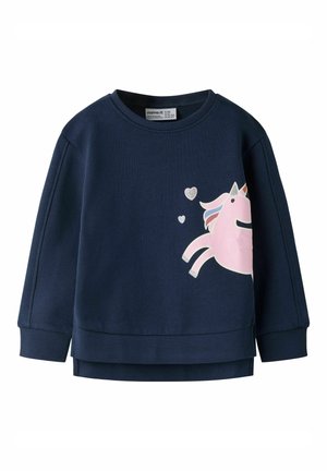 Marineblå collegegenser med lange ermer, ribbestrikkede mansjetter og kant, med en rosa enhjørning med glitrende horn og to sølvhjerter foran.