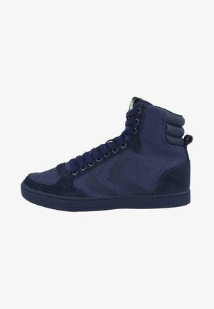 Sneaker alte della Navy realizzate in suede e tessuto canvas, con allacciatura frontale, collo imbottito e strisce diagonali sui lati.