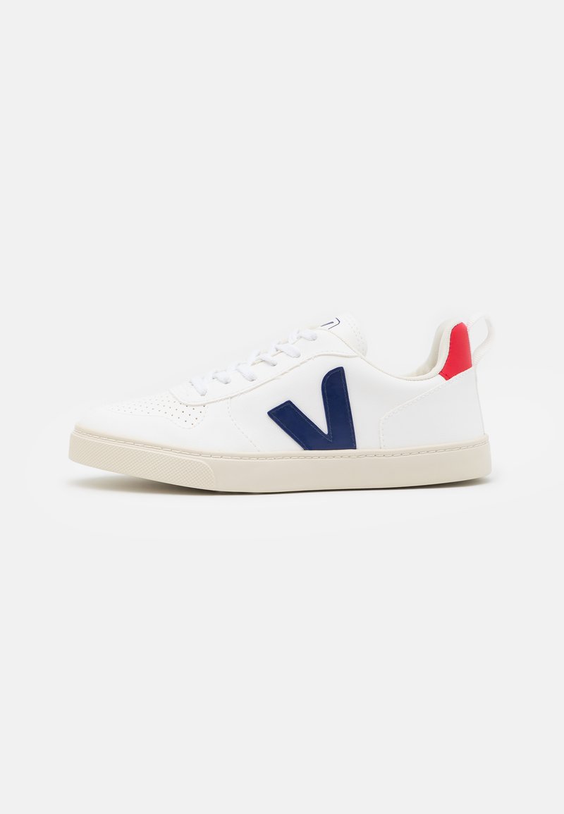 Sneaker bianco con logo V blu navy, accentuazione rossa sul tallone, punta perforata, design con lacci e suola in gomma color crema.