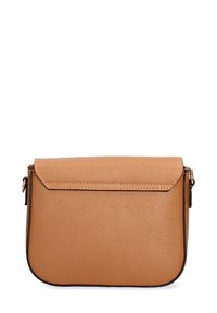Borsa a tracolla in pelle color testa di moro con forma strutturata, texture liscia, chiusura a patta e bordi neri a contrasto. Design minimalista.