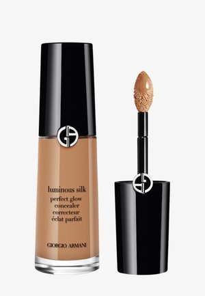 Giorgio Armani Luminous Silk concealer i en transparent glassflaske med en sort kork; har en spiss applikator og beige væske.