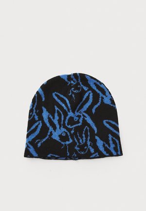 Knit kapa v črni barvi s ponavljajočim se modrim vzorcem zajca. Ima tesen prileganje in zaobljeno obliko, z mehkobno teksturo.