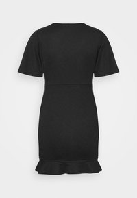 Vestido preto de manga curta com silhueta ajustada, decote redondo e barra com babados evasé. Feito de tecido suave e liso.