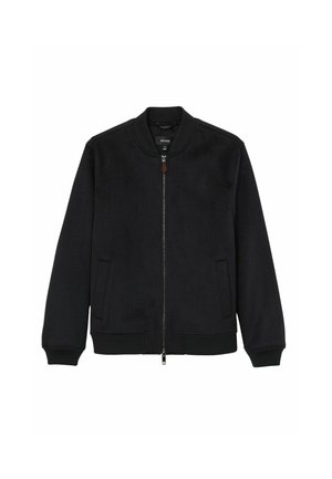 Chaqueta bomber negra con cierre frontal, puños y dobladillo acanalados. Presenta dos bolsillos frontales y un pequeño acento de cuero cerca del tirador del cierre.