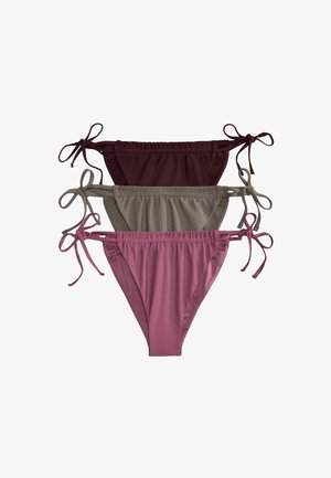 Drei Bikinihosen für Damen mit seitlichen Bindebändern, in dunkelburgunder, geripptem Taupe und Mauve, übereinander auf weißem Hintergrund gestapelt.