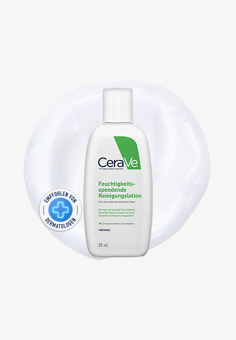Cerave feuchtigkeitsspendende Reinigungslotion Flasche 88ml mit Siegel "Von Dermatologen Empfohlen", auf weißem Cremetextur-Hintergrund platziert.