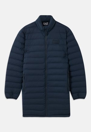Námornícka modrá dlhá pérová bunda s predným zipsom, stojatým golierom, zipsovými bočnými vreckami a nenápadným logom EA7 Emporio Armani na hrudi.