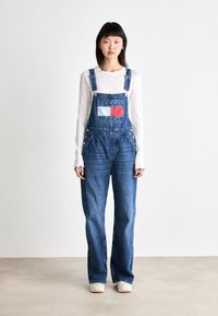 Tommy Jeans DUNGAREE - Tuinbroek - denim medium
