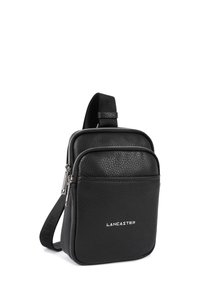 Borsa a tracolla nera in pelle con texture granulosa, scomparti con zip e tracolla regolabile. Presenta hardware in argento e logo impresso.